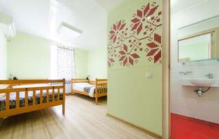 Хостелы Hostel Veselka - Key2Gates Киев Бюджетный двухместный номер с 2 отдельными кроватями-13