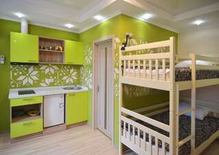 Хостелы Hostel Veselka - Key2Gates Киев Односпальная кровать в общем номере для женщин с 8 кроватями и собственной ванной комнатой-3