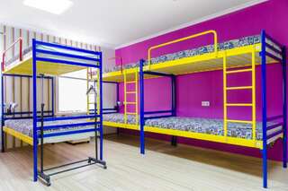 Хостелы Hostel Veselka - Key2Gates Киев Односпальная кровать в 12-местном общем номере для мужчин и женщин-9
